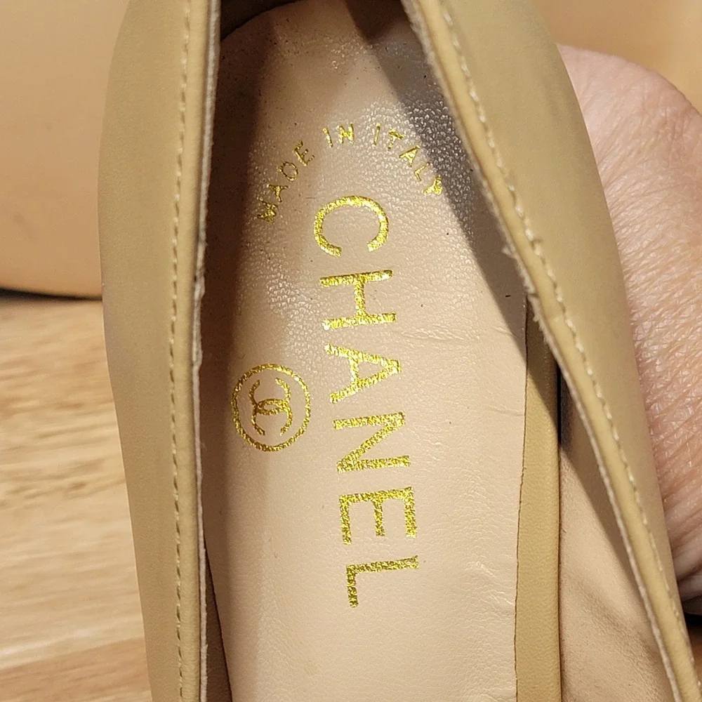 CHANEL Cap Toe Heels Beige Black Leather Block Heel Pumps Made‎ in Italy Size 39